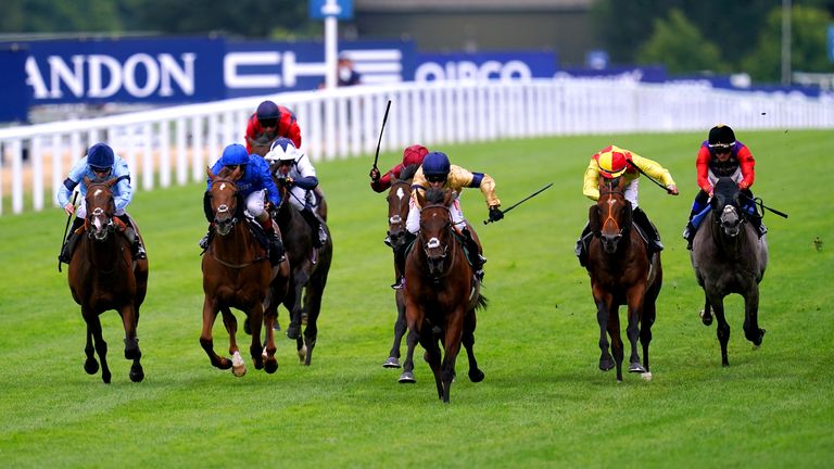 Tempus y Hollie Doyle (dorado y azul marino) se abren camino para ganar en Ascot