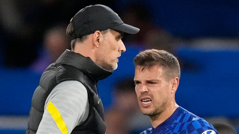 El técnico del Chelsea, Thomas Tuchel, a la izquierda, saluda a Cesar Azpilicueta Chelsea al final del partido de fútbol de la Premier League entre Chelsea y Leicester City en Stamford Bridge en Londres, el jueves 19 de mayo de 2022. AP Photo/Frank Augstein)