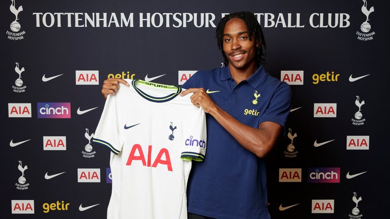 Djed Spence ha firmado un contrato de cinco años con el Tottenham tras sellar su fichaje procedente del Middlesbrough