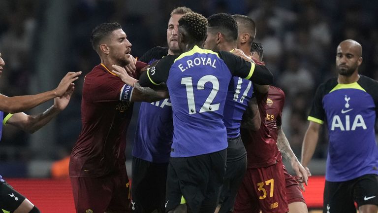 Tottenham and AS Roma players scuffle