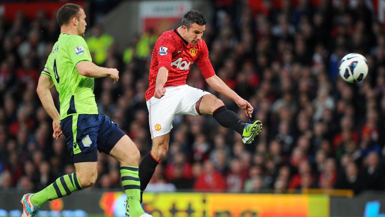 Manchester United&#39;s Robin van Persie (right) shoots to score his team&#39;s second goal