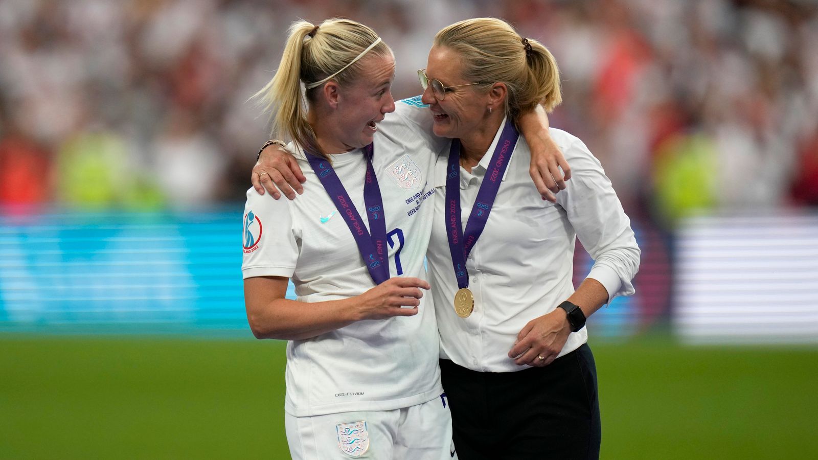 Beth Meade dan Sarina Wimjan dinominasikan untuk Pemain Wanita dan Pelatih Terbaik UEFA |  berita sepak bola