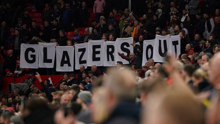 Pendukung Manchester United di Old Trafford mengangkat spanduk bertuliskan 'Glazers Out'  di tribun pada bulan April.  foto: AP