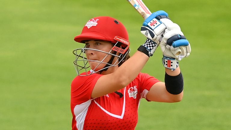 Alice Capsey a frappé un premier demi-siècle international pour l'Angleterre lors de leur match de groupe T20 contre l'Afrique du Sud aux Jeux du Commonwealth