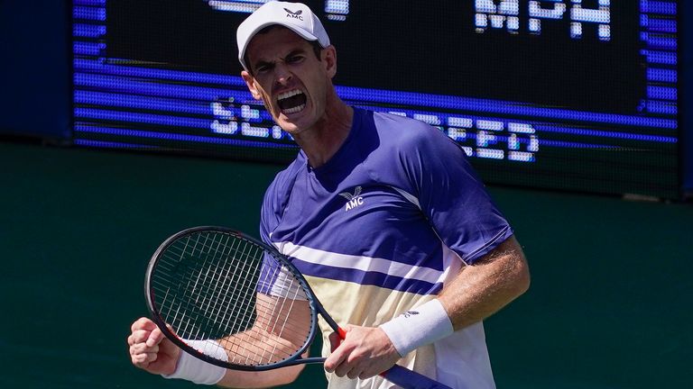 Le Britannique Andy Murray réagit après avoir battu l'Argentin Francisco Cerundolo lors du premier tour du championnat de tennis de l'US Open, lundi 29 août 2022, à New York.  (AP Photo/Seth Wenig)