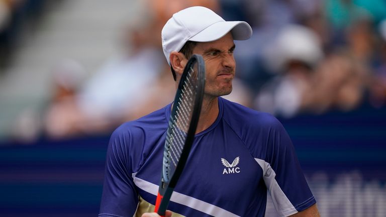 31 Ağustos 2022 Çarşamba günü New York'ta düzenlenen ABD Açık tenis şampiyonasının ikinci turunda Büyük Britanya'dan Andy Murray, ABD'li Emilio Nava'yı mağlup ettikten sonra tepki gösteriyor.  (AP Fotoğrafı/Julia Nikhinson)