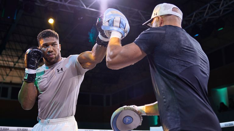 Anthony Joshua en las almohadillas con Ángel Fernández.  (Foto: Mark Robinson/Matchroom Boxing)