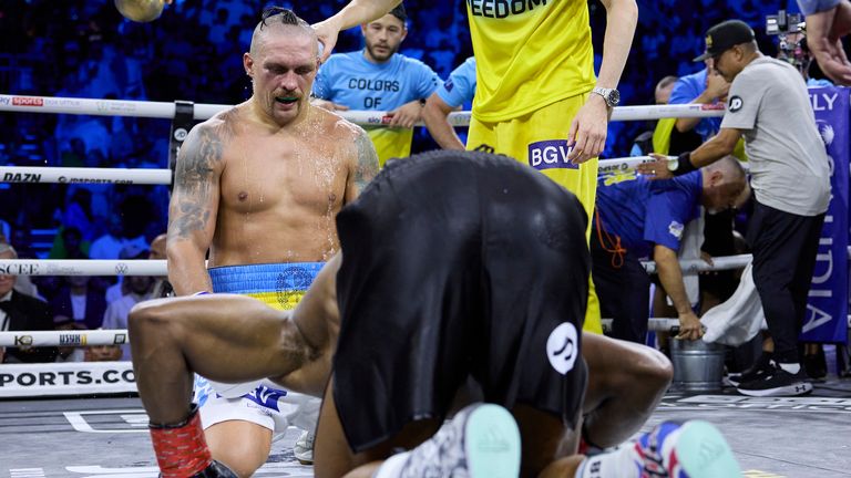 Usyk and Joshua kneel on the canvas after their fight. (Photo: Mark Robinson/Matchroom)