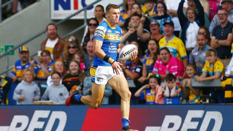 Ash Handley of Leeds Rhinos sprints down the wing on his way to scoring his team's fourth try of the game. (Photo: Matt West/SWpix.com)