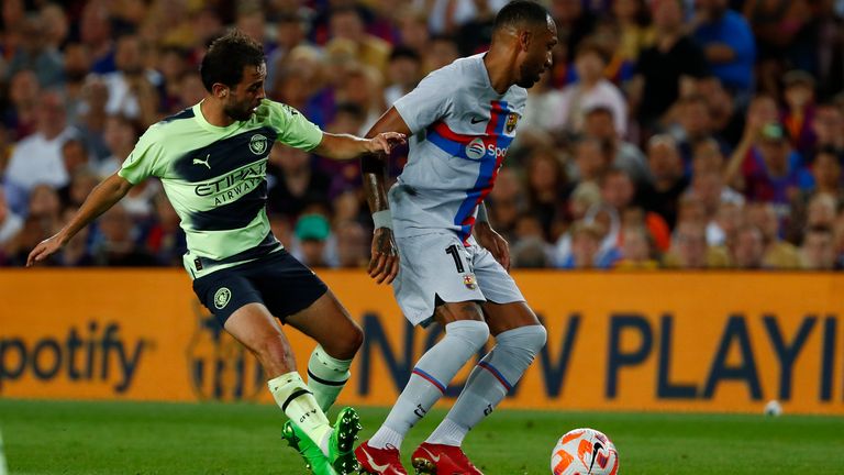 Barcelona's Pierre-Emerick Aubameyang, right, is challenged by Manchester City's Bernardo Silva during a charity football match between Barcelona and Manchester City at the Camp Nou stadium in Barcelona, ​​Spain, Wednesday, August 24, 2022. (AP Photo / Joan Monfort)