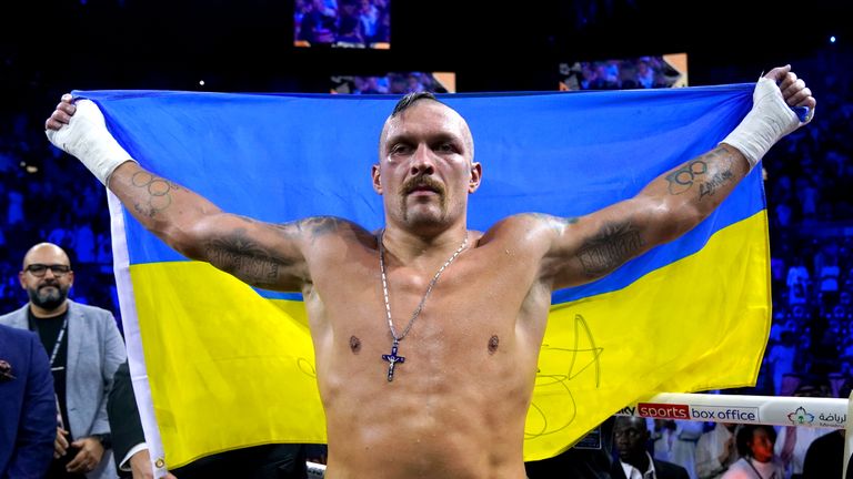 Oleksandr Usyk celebra después de ganar el campeonato mundial de peso pesado WBA Super IBF, IBO y WBO pelean contra Anthony Joshua en el King Abdullah Sport City Stadium en Jeddah, Arabia Saudita.  Imagen fecha: sábado 20 de agosto de 2022.