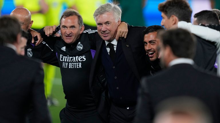 El entrenador en jefe del Real Madrid, Carlo Ancelotti, en el centro, celebra con su personal después de ganar el partido de fútbol final de la Supercopa de la UEFA entre el Real Madrid y el Eintracht Frankfurt en el Estadio Olímpico de Helsinki, Finlandia, el miércoles 2 de agosto de 2019.  10 de febrero de 2022. El Real Madrid ganó 2-0.  (Foto AP/Antonio Calanni)