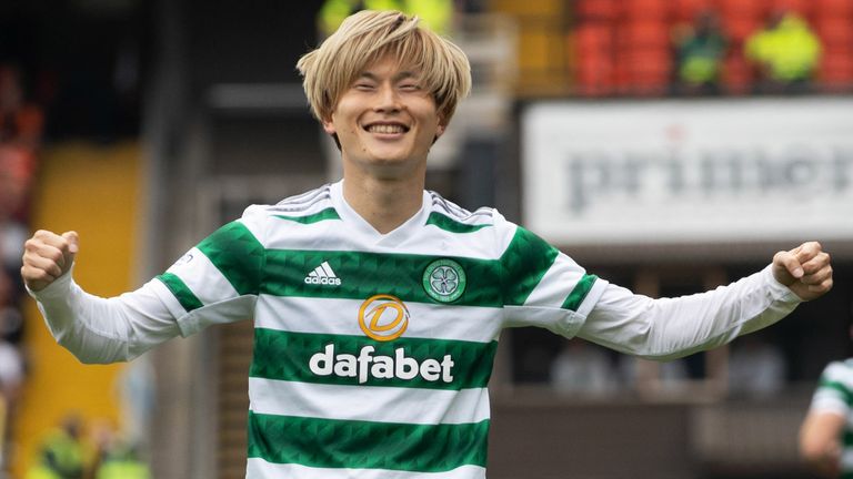 Kyogo Furuhashi celebra después de darle al Celtic una ventaja temprana en el Dundee United