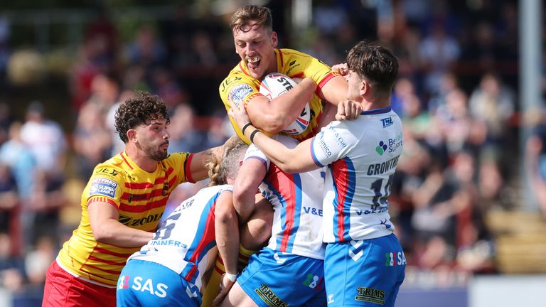 Corentin Le Cam de Catalans Dragons choca con Jacob Miller y Jordan Crowther