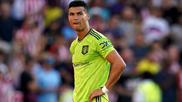 Cristiano Ronaldo, do Manchester United, desanimado no final do jogo durante a partida da Premier League no Gtech Community Stadium, em Brentford.  Data da foto: sábado, 13 de agosto de 2022.