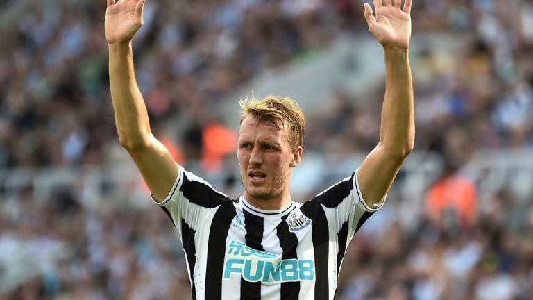 Newcastle's Dan Burn during the English Premier League soccer match between Newcastle United and Manchester City at St James Park in Newcastle, England, Sunday, Aug.21, 2022. (AP Photo/Rui Vieira)