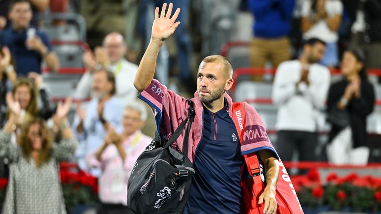 Daniel Evans de Grande-Bretagne salue les spectateurs après sa défaite face à Pablo Carreno Busta d'Espagne en demi-finale lors de la huitième journée de l'Open Banque Nationale
