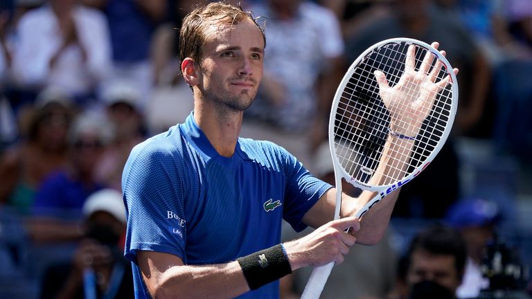 Daniil Medvedev, de Rusia, reacciona después de derrotar a Stefan Kozlov, de Estados Unidos, durante la primera ronda del campeonato del US Open de tenis, el lunes 29 de agosto de 2022 en Nueva York.  (Foto AP/John Minchillo)