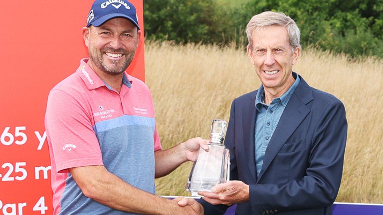 Keith Walters (à droite) du DP World Tour a remis à Howell un prix avant son premier tour