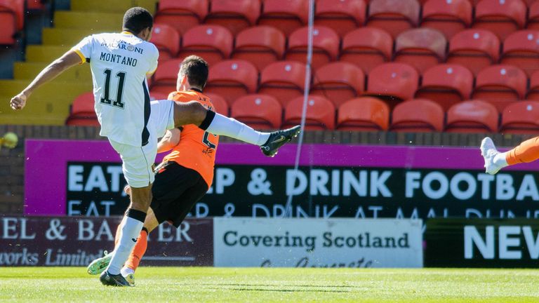 Dundee, Schotland - 7 augustus: Livingstons'  Christian Montano (links) scoort om er 1-0 van te maken tijdens de Premier League-wedstrijd tussen Dundee United en Livingstone in Tannadys Stadium, op 7 augustus 2022, in Dundee, Schotland.  (Foto door Mark Skats/SNS Group)