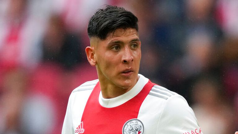 Edson Alvarez adalah subjek dari pertunjukan terlambat dari Chelsea