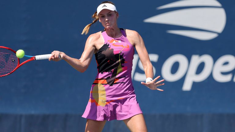 Elena Rybakina en acción durante un partido individual femenino en el US Open 2022, el martes 30 de agosto de 2022 en Flushing, NY.  (Brad Penner/USTA vía AP)