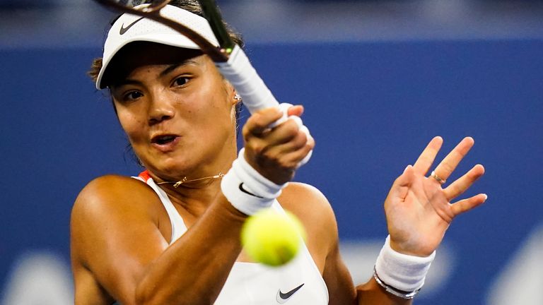 Emma Raducanu de Grande-Bretagne rend un coup à Alize Cornet de France lors du premier tour du tournoi de tennis de l'US Open, le mardi 30 août 2022, à New York.  (AP Photo/Frank Franklin II)