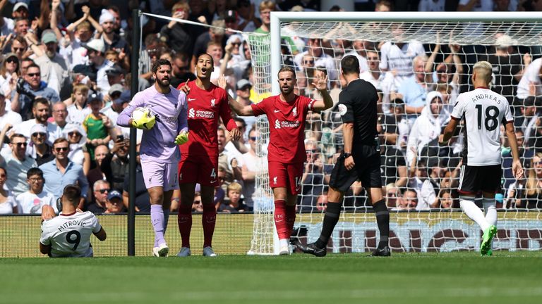 Mitrovic foi derrubado por Virgil van Dijk no Fulham