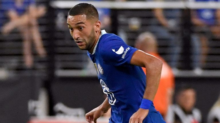 Hakim Ziyech staat tot 2025 onder contract bij Chelsea, maar zou wanhopig zijn.  Bladeren