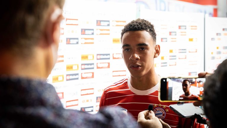 Jamal Musiala entrevistado en la zona mixta internacional tras la victoria de la Supercopa del Bayern de Múnich sobre el RB Leipzig [Credit: DFL]