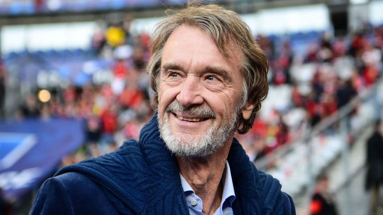 Jim Ratcliffe wordt afgebeeld tijdens een Ligue 1-wedstrijd