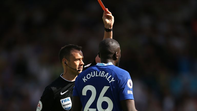 Referee Stuart Attwell shows a red card to Chelsea&#39;s Kalidou Koulibaly