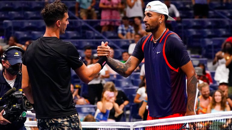 Ник Киргиос и Танаси Кокинакис сыграли товарищеский матч в первом раунде Открытого чемпионата США по теннису.  (AP Photo/Фрэнк Франклин II)
