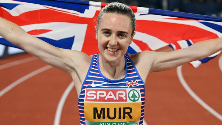 Laura Muir de Gran Bretaña celebra su medalla de oro en los 1500m