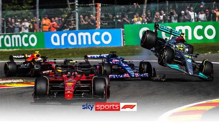 Carlos Sainz dari Ferrari memimpin di lap pertama saat Lewis Hamilton mengalami tabrakan dengan Fernando Alonso dan keluar dari balapan di Grand Prix Belgia