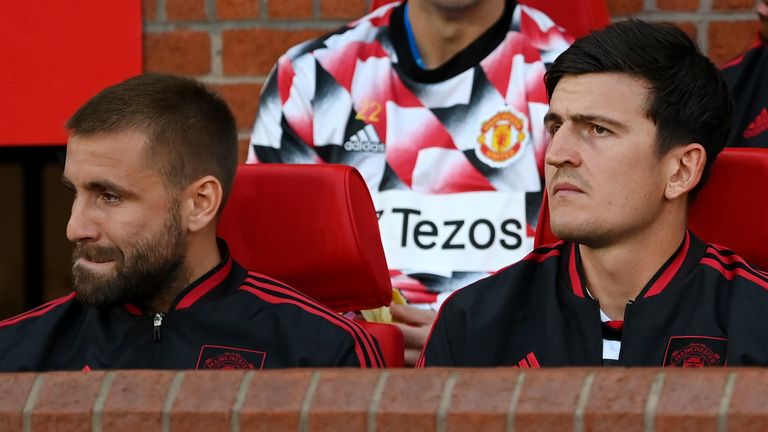 Harry Maguire (R) y Luke Shaw (L) fueron suplentes sin usar durante la victoria de Man Utd por 2-1 sobre Liverpool