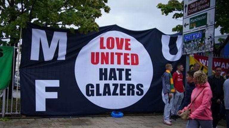 Pendukung Manchester United memajang spanduk menentang kepemilikan Glazer