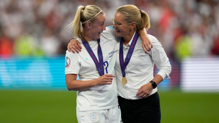 England&#39;s Beth Mead celebrates with England&#39;s manager Sarina Wiegman after winning the 2022 Women&#39;s Euros