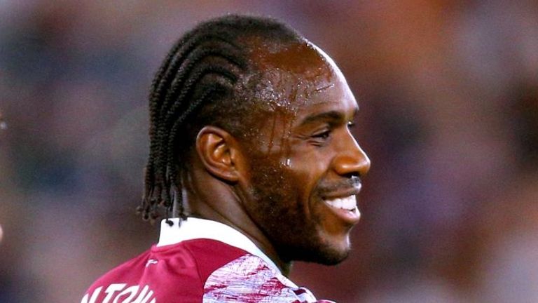 Michail Antonio (centro) del West Ham United celebra marcar el tercer gol del partido de su lado durante el partido de ida de la primera vuelta de la UEFA Europa Conference League en el London Stadium, Londres.  Imagen fecha: jueves 18 de agosto de 2022.