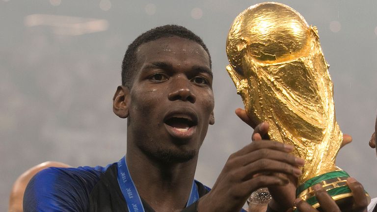 Paul Pogba con la Copa del Mundo