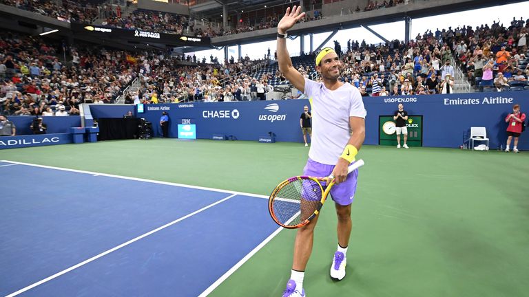 Рафаэль Надаль машет рукой во время турнира Tennis For Peace на Открытом чемпионате США 2022 года, среда, 24 августа 2022 года, во Флашинге, Нью-Йорк.  (Майк Лоуренс/USTA через AP)