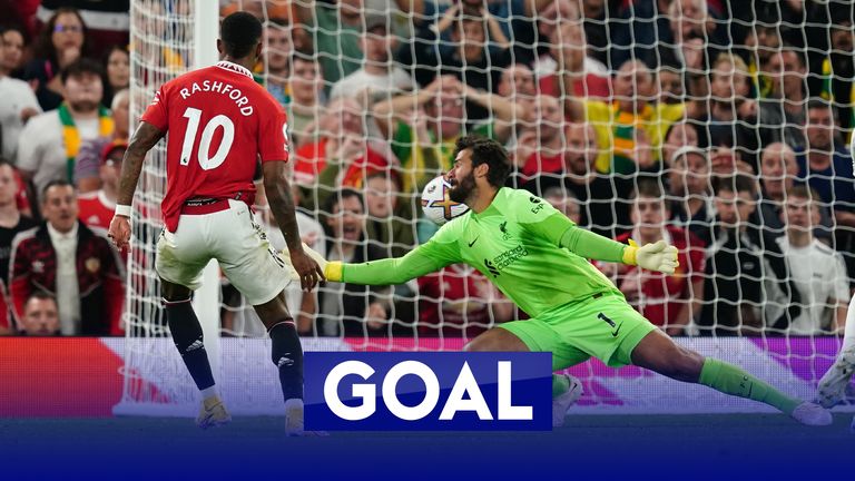 Marcus Rashford, del Manchester United, anota el segundo gol del partido de su lado durante el partido de la Premier League en Old Trafford, Manchester.  Imagen fecha: lunes 22 de agosto de 2022.