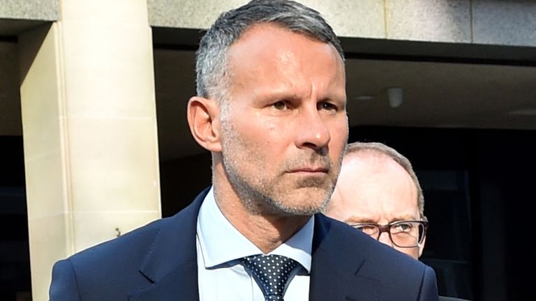 El ex futbolista del Manchester United, Ryan Giggs, abandona el Tribunal de la Corona de Manchester, donde está acusado de comportamiento controlador y coercitivo contra la ex novia Kate Greville entre agosto de 2017 y noviembre de 2020. Fecha del cuadro: Jueves 11 de agosto de 2022.