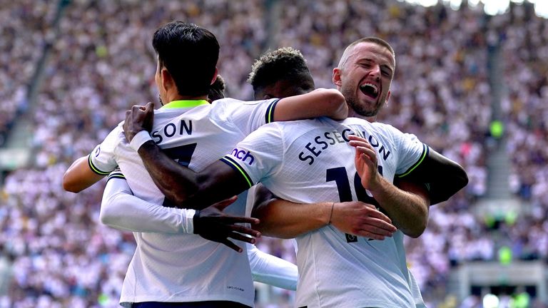 Tottenham Hotspur Ryan Sessegnon festeggia con i suoi compagni di squadra dopo aver segnato il primo gol della loro squadra della partita