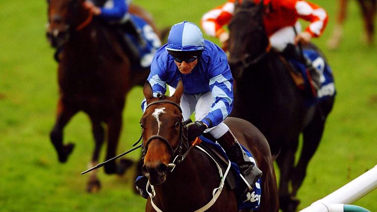 Shamardal, ridden by Kevin Darley, wins the 2004 Dewhurst Stakes at Newmarket
