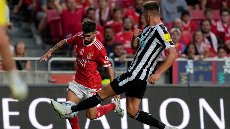 Sven Botman del Newcastle intenta abordar a Rafa Silva del Benfica, a la izquierda, en la pretemporada