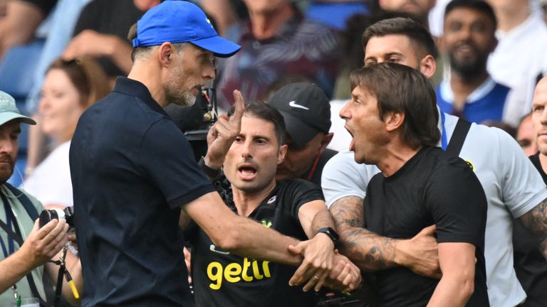 Thomas Tuchel fait des gestes alors que lui et Antonio Conte s'affrontent après le coup de sifflet final à Stamford Bridge