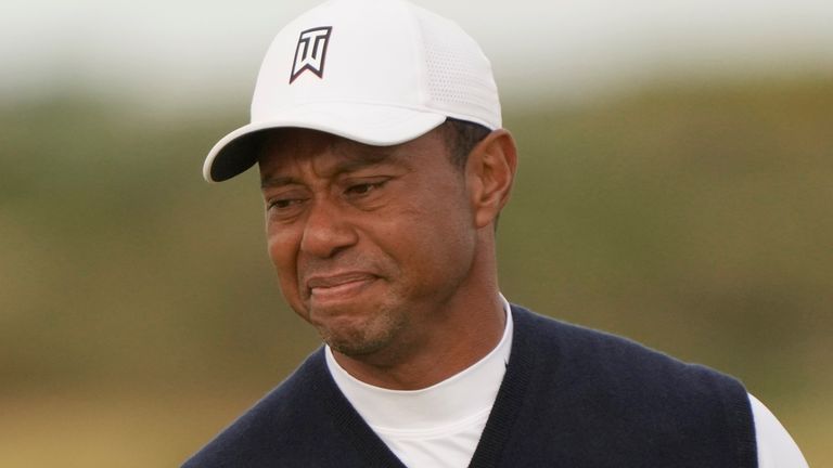 American Tiger Woods na het spelen van de 11e hole tijdens de eerste ronde van het British Open golftoernooi op de Old Course in St. Andrews, Schotland, donderdag 14 juli 2022. Het Open Championship keert terug op de golfbaan van 14-17 juli 2022, om de 150e editie van de oudste van de sport te vieren, die dateert uit 1860 en voor het eerst werd gespeeld in St. Andrews in 1873. (AP Photo/Gerald Herbert)