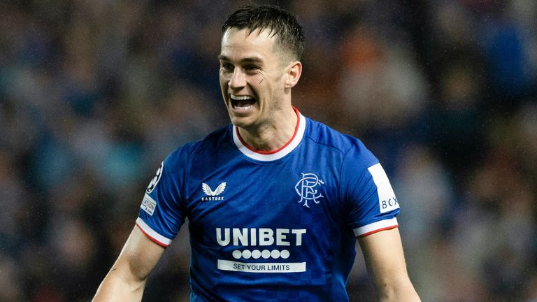 guardabosques  Tom Lawrence celebra anotar un tiro libre para hacer el 2-1 durante el partido de play-off de la UEFA Champions League entre el Rangers y el PSV Eindhoven en Ibrox.