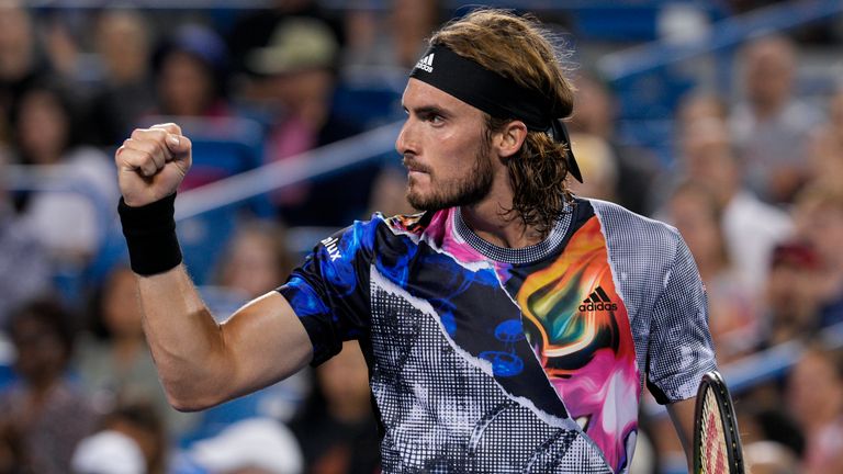 Stefanos Tsitsipas, de Grecia, responde después de anotar un punto contra el ruso Daniil Medvedev, durante el partido de semifinales del Western and Southern Tennis Open el sábado 20 de agosto de 2022 en Mason, Ohio.  (Prensa Asociada/Jeff Dean)